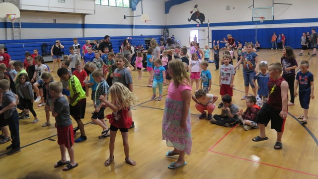 Schüler in einer Turnhalle. Schüler in einer Turnhalle.