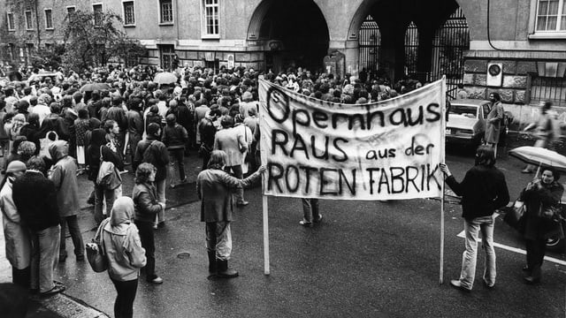 Demonstration in Zürich, Transparent mit: «Opernhaus raus aus der Roten Fabrik». Demonstration in Zürich, Transparent mit: «Opernhaus raus aus der Roten Fabrik».