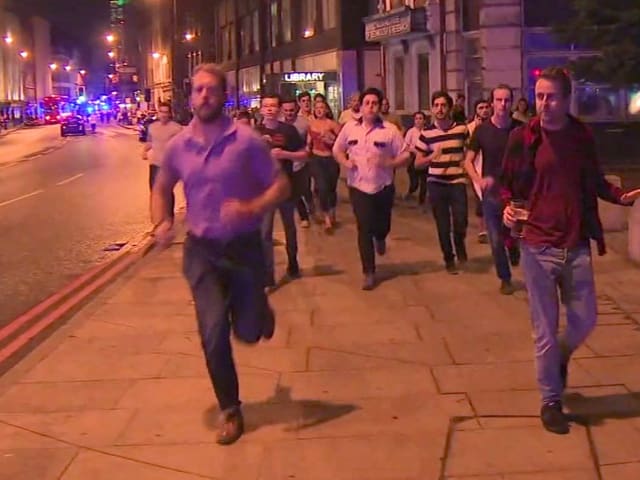 Menschen fliehen durch das Borough-Viertel, als die Attentäter mit Messern um sich stechen. Menschen fliehen durch das Borough-Viertel, als die Attentäter mit Messern um sich stechen.
