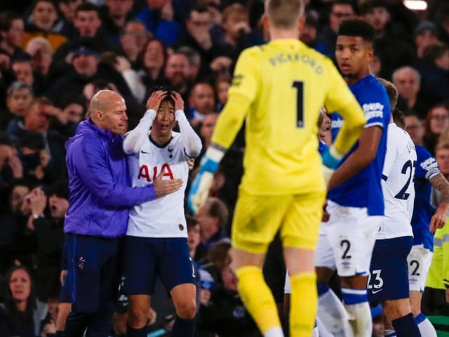 Heung-min Son, nachdem ihm die Schwere von Gomes' Verletzung klar wurde. Heung-min Son, nachdem ihm die Schwere von Gomes' Verletzung klar wurde.