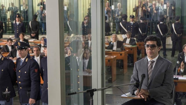 Ein Mann sitzt vor Gericht. Ein Mann sitzt vor Gericht.