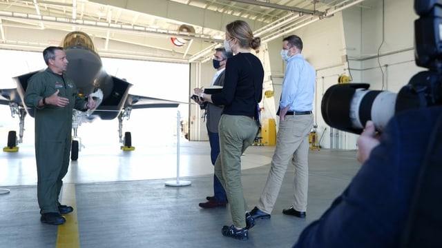 Journalisten hören Piloten zu. Journalisten hören Piloten zu.