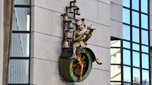 Bild von der Solothurner Uhr, mit einer Figur die darauf sitzt, und mehreren Glocken. Bild von der Solothurner Uhr, mit einer Figur die darauf sitzt, und mehreren Glocken.