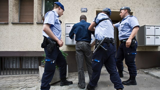 Dunkelhäutiger junger Schürfer in einem Erdloch. Dunkelhäutiger junger Schürfer in einem Erdloch.