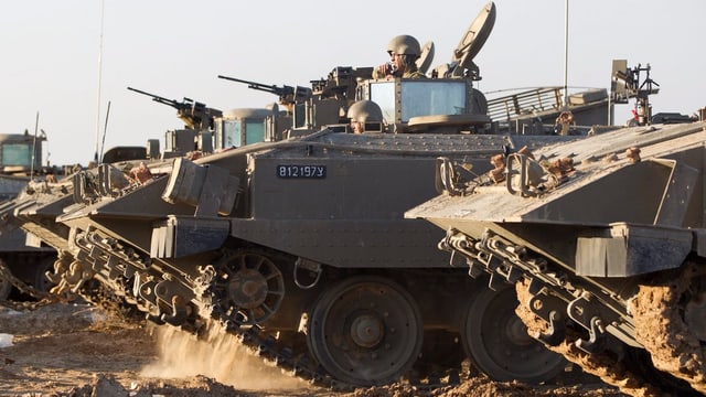 Aufgereihte Panzer die bereit stehen zum Einsatz. Aufgereihte Panzer die bereit stehen zum Einsatz.