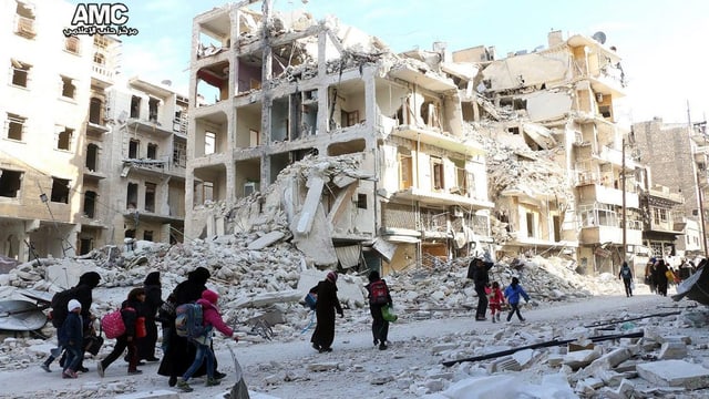 Flüchtlinge in zerbombten Strassen. Flüchtlinge in zerbombten Strassen.