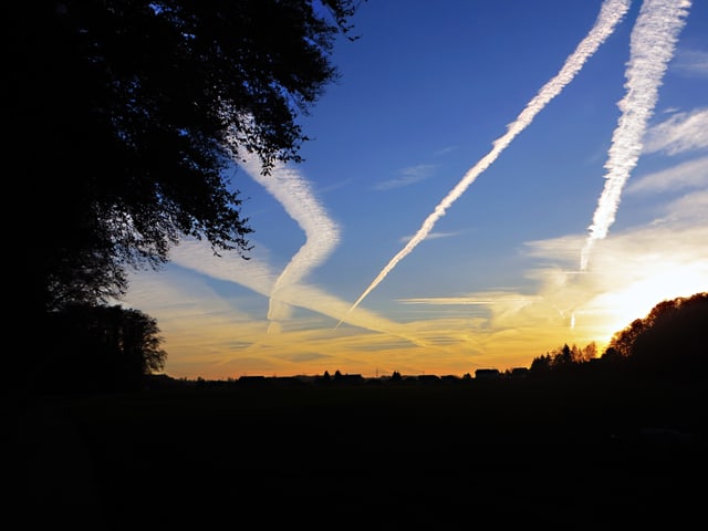 Blick in den orange gefärbten Himmel kurz nach Sonnenuntergang.
