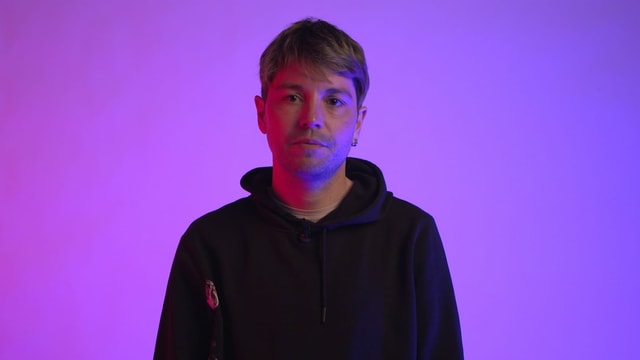 Pascal hat braunblonde Haar, die er nach links kämmt. trägt einen schwarzen Pulli und einen Dreitagebart. Pascal hat braunblonde Haar, die er nach links kämmt. trägt einen schwarzen Pulli und einen Dreitagebart.