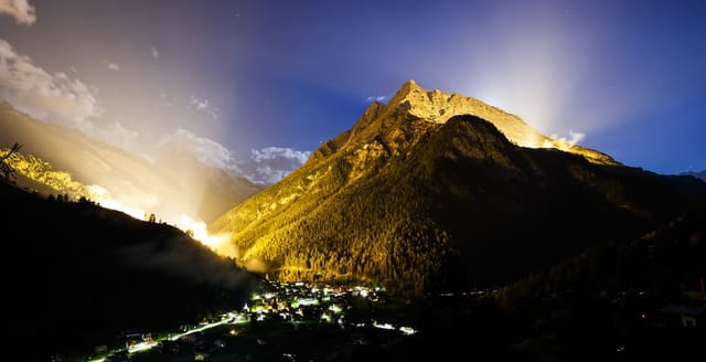 Mystisches Lichtspiel an den Dents de Veisivi und an der Dent de Perroc nahe Evolène. Mystisches Lichtspiel an den Dents de Veisivi und an der Dent de Perroc nahe Evolène.