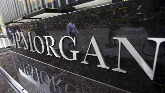 JP Morgan-Logo an einer Häuserwand. JP Morgan-Logo an einer Häuserwand.