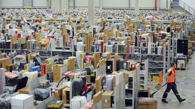Blick in das Verteilzentrum von Amazon in Bad Hersfeld. Viele Pakete sind zu sehen. Blick in das Verteilzentrum von Amazon in Bad Hersfeld. Viele Pakete sind zu sehen.
