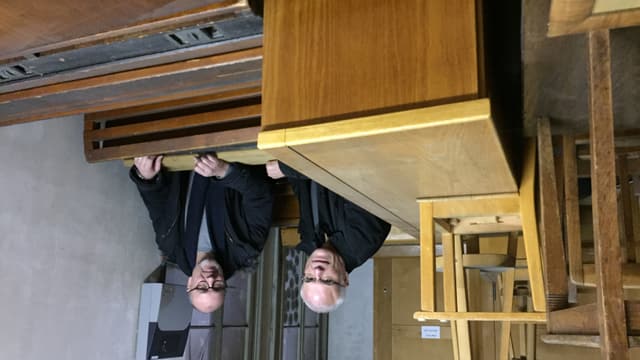 Daniel Studer und Achim Schäfer im Lager des Kirchhoferhauses. Daniel Studer und Achim Schäfer im Lager des Kirchhoferhauses.