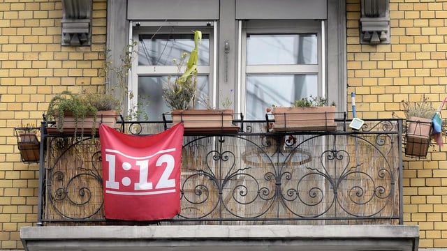 Balkon, an dem eine 1 zu 12-Fahne hängt Balkon, an dem eine 1 zu 12-Fahne hängt