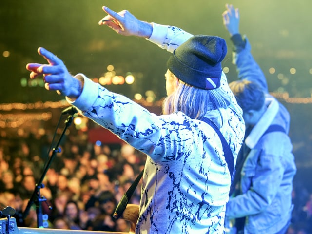 Ein voller Platz vor der Glasbox beim Konzert der Luzerner Band Hecht.