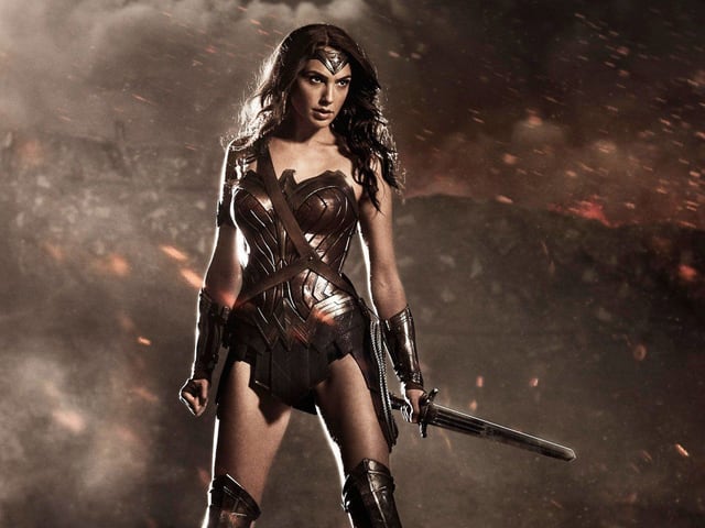 Wonder Woman steht mit Schwert da. Wonder Woman steht mit Schwert da.