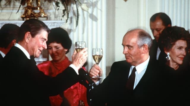 -Praesident Ronald Reagan (l) und der sowjetische Ministerpraesident Michail Gorbatschow stossen am 8. Dezember 1987 in Washington auf den von den USA und der UdSSR unterzeichneten INF-Vertrag an -Praesident Ronald Reagan (l) und der sowjetische Ministerpraesident Michail Gorbatschow stossen am 8. Dezember 1987 in Washington auf den von den USA und der UdSSR unterzeichneten INF-Vertrag an