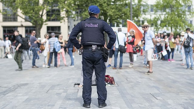 Polizist auf einem Platz. Polizist auf einem Platz.