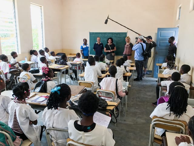 Angela Schafroth besucht nach 42 Jahren ihre alte Primarschule begleitet von ihrer Tochter Melanie und dem Kamerateam von SRF.