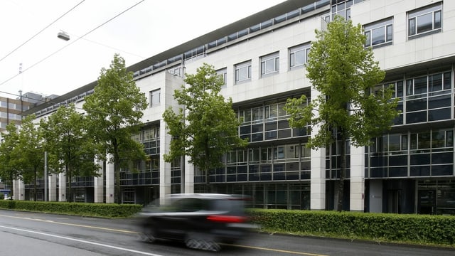 Ein Auto fährt am Hauptsitz der Finma vorbei Ein Auto fährt am Hauptsitz der Finma vorbei