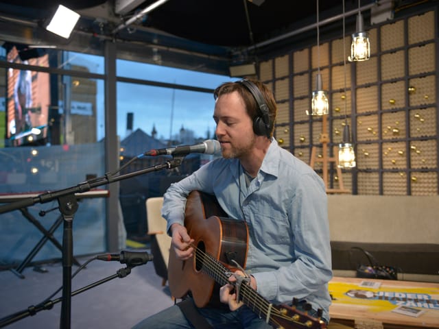 Der Berner Singer/Songwriter war frühmorgens schon in der Glasbox und spielte sein «Pouse» live.