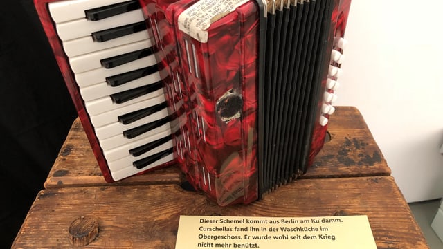 Handorgel auf einem alten Schemel. Handorgel auf einem alten Schemel.