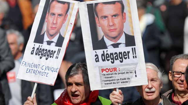 Protestierende halten Schilder mit dem Bild Macrons hoch, die Aufforderung, die Revision zurückzuziehen. Protestierende halten Schilder mit dem Bild Macrons hoch, die Aufforderung, die Revision zurückzuziehen.