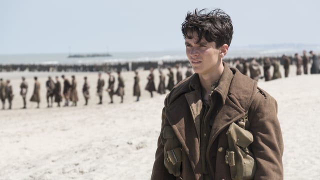 Soldaten stehen am Strand von Dünkirchen Schlange, um auf ein Boot zu gelangen. Soldaten stehen am Strand von Dünkirchen Schlange, um auf ein Boot zu gelangen.