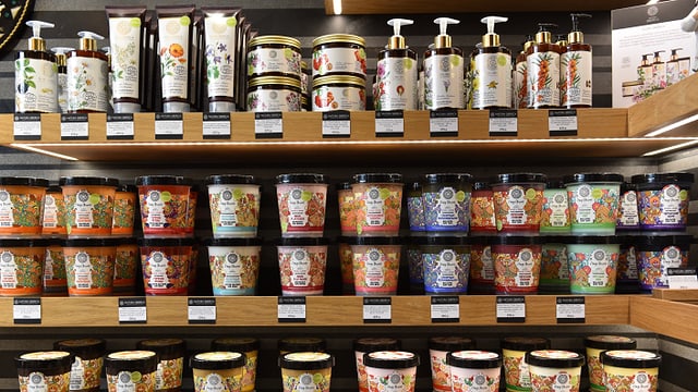 Verschiedenste farbig verpackte Kosmetikprodukte aufgereit in drei übereinanderliegenden Etagen eines Regals. Verschiedenste farbig verpackte Kosmetikprodukte aufgereit in drei übereinanderliegenden Etagen eines Regals.