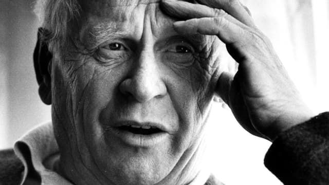 Gert Fröbe sehr nahe mit Falten im Gesicht schaut an der Kamera vorbei Gert Fröbe sehr nahe mit Falten im Gesicht schaut an der Kamera vorbei