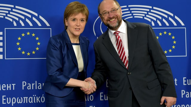 Die schottische Regierungschefin Nicola Sturgeon wird von Martin Schulz begrüsst Die schottische Regierungschefin Nicola Sturgeon wird von Martin Schulz begrüsst