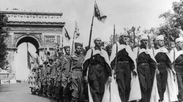 Harkis vor dem Arc de Triomphe im Jahr 1957 Harkis vor dem Arc de Triomphe im Jahr 1957