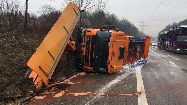 Streufahrzeug auf Autobahn gekippt Streufahrzeug auf Autobahn gekippt