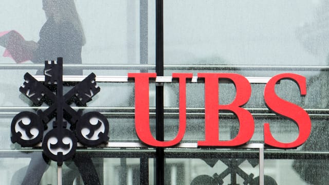 UBS Logo am Paradeplatz in Zürich. UBS Logo am Paradeplatz in Zürich.