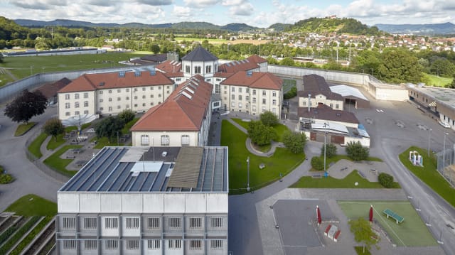 Luftaufnahme der JVA Lenzburg. Luftaufnahme der JVA Lenzburg.