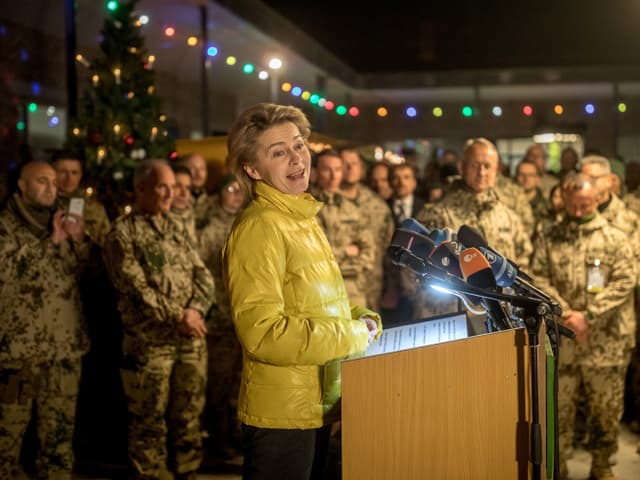 Ursula von der Leyen bei einem Truppenbesuch.