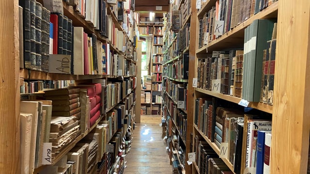 Blick zwischen die Bücher-Regale des Antiquariats von Matt in Stans. Blick zwischen die Bücher-Regale des Antiquariats von Matt in Stans.