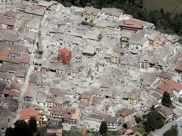 Vogelperspektive von Amatrice kurz nach dem Erdbeben.