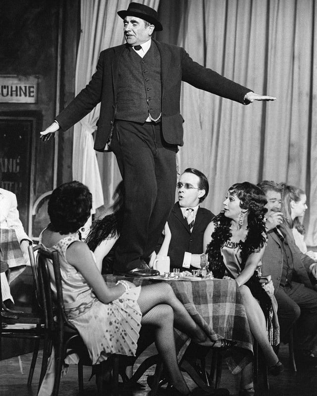 Ruedi Walter in der Hauptrolle des Bäuerlein Heiri aus Hausen in der «Kleinen Niederdorfoper» von Paul Burkhard, 1968. Ruedi Walter in der Hauptrolle des Bäuerlein Heiri aus Hausen in der «Kleinen Niederdorfoper» von Paul Burkhard, 1968.