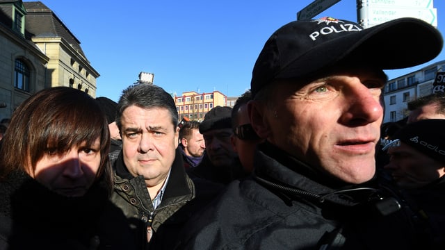 Policists en unifurma protegian a Sigmar Gabriel. Policists en unifurma protegian a Sigmar Gabriel.