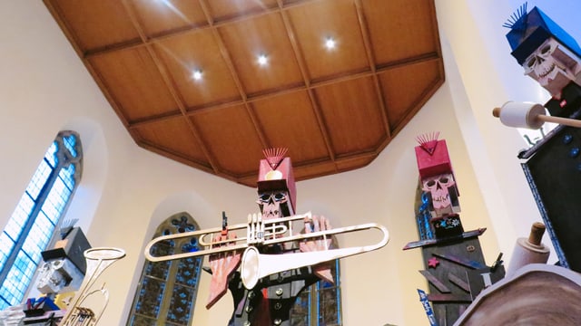 Die Figuren von Bruno Arn in der Kirche. Die Figuren von Bruno Arn in der Kirche.