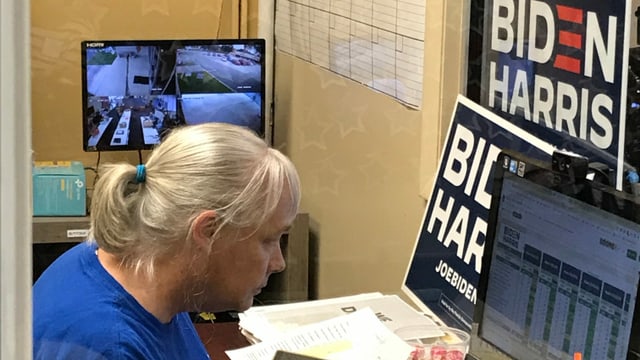 Frau an Computer Frau an Computer