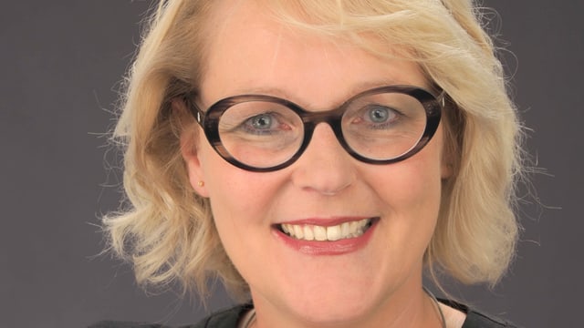 Schaffner lächelt in die Kamera. Schaffner lächelt in die Kamera.