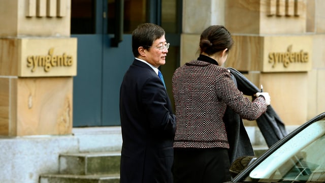 Der Vorsitzende von Chem China, Ren Jianxin, bei seiner Ankunft am Basler Hauptsitz von Syngenta. Der Vorsitzende von Chem China, Ren Jianxin, bei seiner Ankunft am Basler Hauptsitz von Syngenta.