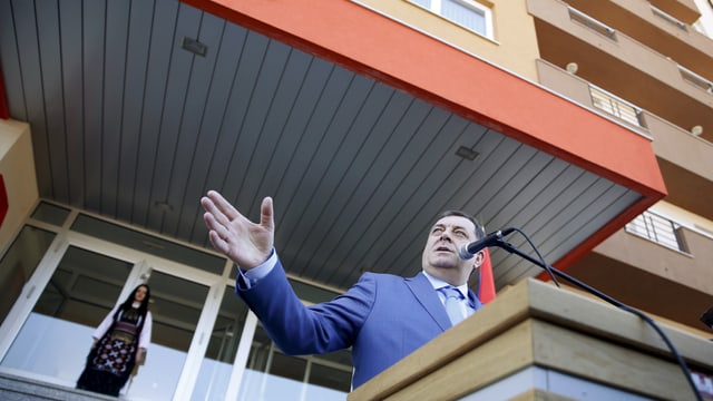 Dodik am Rednerpult vor dem neuen Studentenheim. Dodik am Rednerpult vor dem neuen Studentenheim.