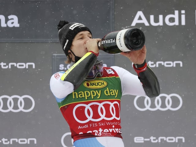 Marco Odermatt trinkt