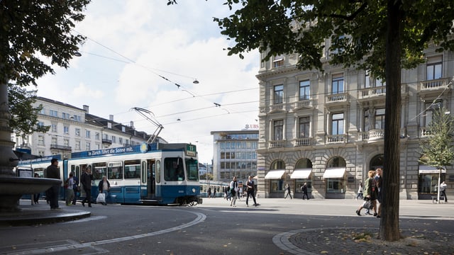 Menschen und Tram auf dem Zürcher Paradeplatz Menschen und Tram auf dem Zürcher Paradeplatz