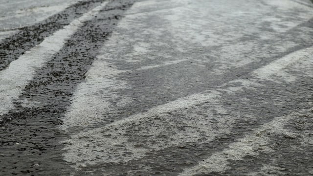 Teilweise überfrorener Feldweg in Reutigen. Teilweise überfrorener Feldweg in Reutigen.