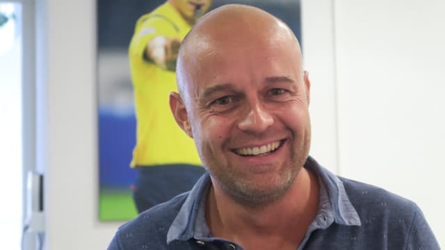 Patrick Graf steht vor einem Photo eines Schiedsrichters im Haus des Sports Patrick Graf steht vor einem Photo eines Schiedsrichters im Haus des Sports