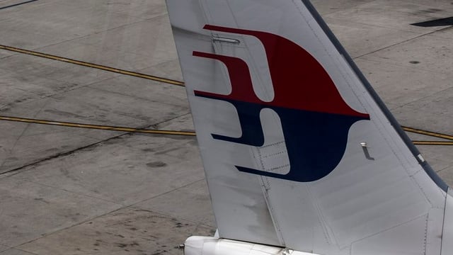 Heckflosse eines Flugszeugs der Malaysia Airlines mit dem Logo der Fluggesellschaft Heckflosse eines Flugszeugs der Malaysia Airlines mit dem Logo der Fluggesellschaft