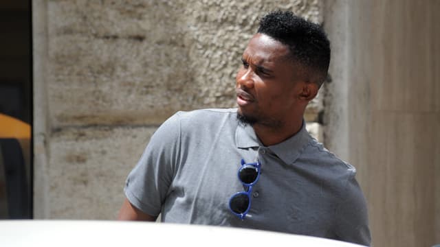 Samuel Eto'o mit Sonnenbrille unterwegs Samuel Eto'o mit Sonnenbrille unterwegs